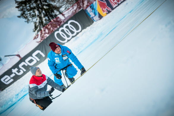 Mattias Ekström och störtloppsfantomen Aksel Lund Svindal besiktigar backen