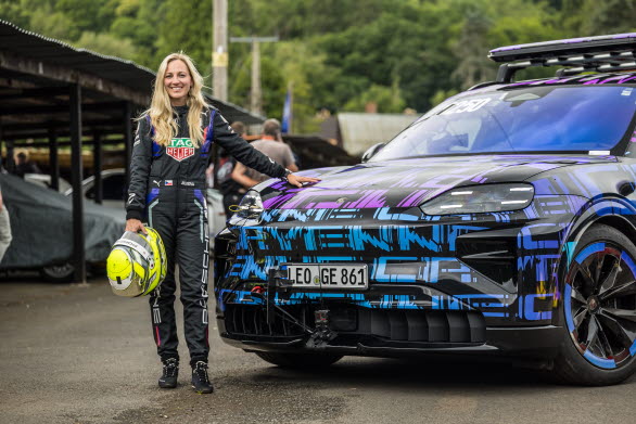 Gabriela Jílková, simulator- och utvecklingsförare för TAG Heuer Porsche Formel E-teamet, körde den kamouflerade Cayenne Electric-prototypen uppför asfaltsbacken i Shelsley Walsh Hill Climb.