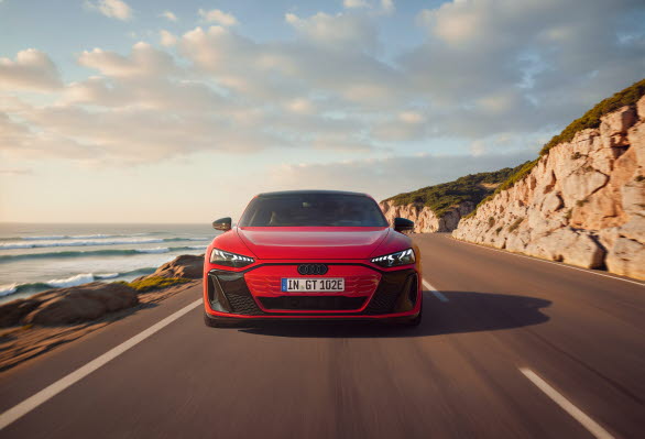 Nya Audi e-tron GT quattro med 430 kW (585 hk), 619 km räckvidd och 320 kW laddeffekt