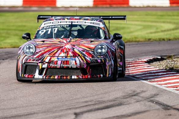 Under mästerskapsfinalen av Carrera Cup 2021 förgyllde Rosenqvist startfältet med en Porsche 911 GT3 Cup i en praktfull specialdesignad livery signerad den tidigare F1-föraren Stefan ”Lill-Lövis” Johansson.