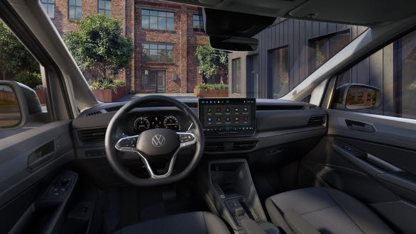 Digital Cockpit Pro, fristående infotainmentskärm på 12,9 tum och induktiv mobilladdning på 25 W är några tydliga nyheter på Caddy Cargo modellår 2027
