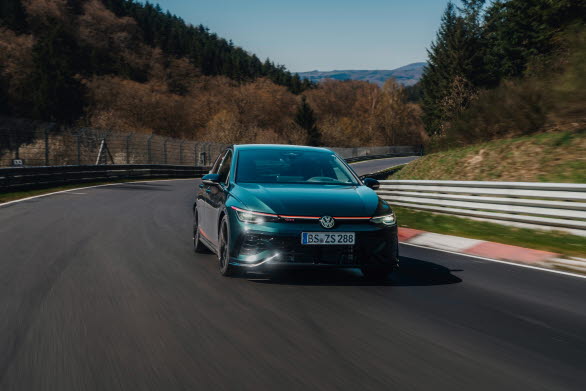 Med en varvtid på 07:44,523 minuter på Nürburgring Nordschleife slår Volkswagen Golf GTI EDITION 50 det tidigare rekordet för framhjulsdrivna serietillverkade bilar.