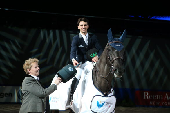 Volkswagens marknadschef Annika Stenlund gratulerar Marlon Mondolo Zantonelli. (Foto: Roland Thunholm)