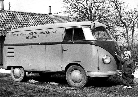Den första leveransen av folkabussen i Sverige skedde den 4 oktober 1950. Bussens vidare öden är okänt, men Volkswagen Transportbilar har letat upp Birgitta på bilden 75 år senare.