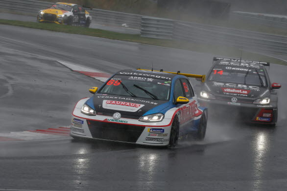 Hugo Nerman trivdes bra i regnet på Rudskogen.