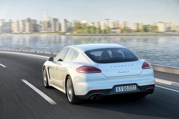 Panamera S E-Hybrid har 416 hk (306 kW), gör 0-100 km/tim på 5,5 sekunder och har en toppfart på 270 km/tim. I körcykeln NEDC är bränsleförbrukningen för Panamera S E-Hybrid 3,1 liter per 100 km, motsvarande 71 g/km CO2-utsläpp. Räckvidden med enbart elmotor fastställdes till 36 km enligt NEDC och toppfarten med eldrift till hela 135 km/tim. 
