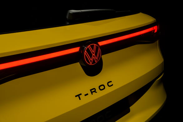 Baktill finns en genomgående LED-ljusramp med en röd belyst Volkswagen-logotyp (beroende på utrustning).
