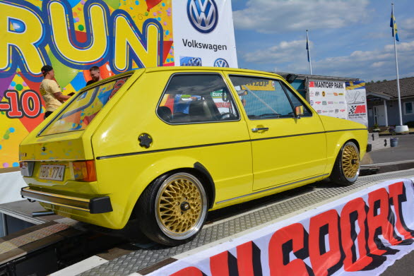 Rickard Wijk från Ljungsbro är en känd profil bland VW-vänner och specialist på Golf mk1 1975. Här den senaste vinnarbilen.