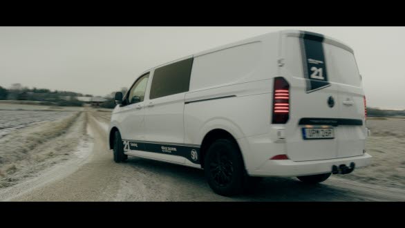 En modern arbetsbil. En helt ny Volkswagen Transporter såg dagens ljus i början av 2025, nu lanseras specialversionen "Salming Edition"