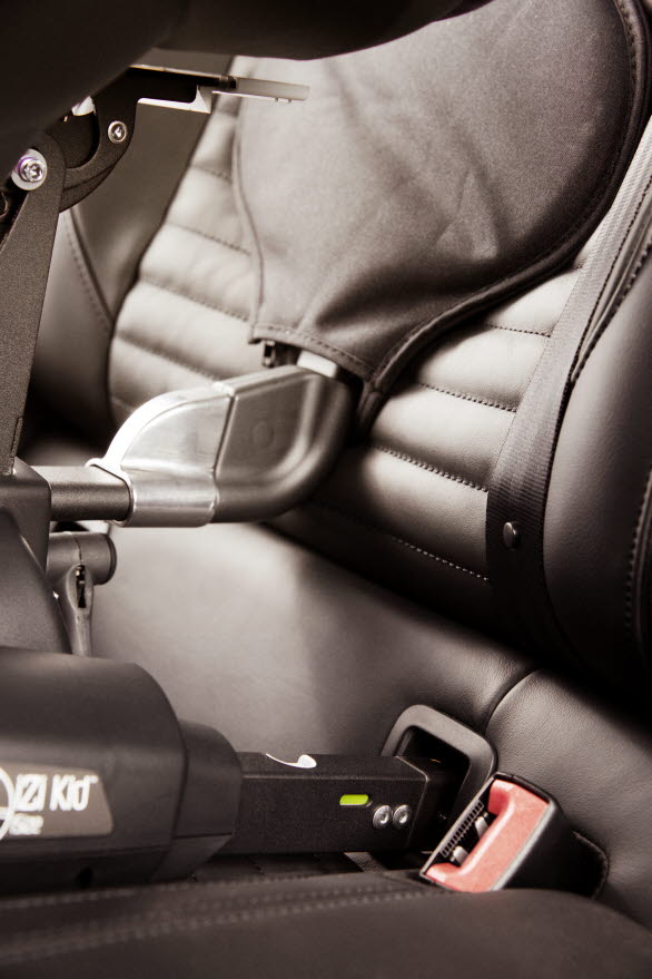 Installationen är enkel. Bilbarnstolen förs in i de två ISOFIX-fästena där ett klick och en grön indikator på stolen markerar att den är korrekt installerad. Stolens stödben placeras på bilens golv. Ett inbyggt alarm ger en varningssignal om stödet inte är korrekt installerat. 