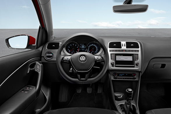 Interiören har uppdaterats med nytt material, nya klädslar, dekorpaneler samt ett nytt kombi-instrument. Nya Polo är den första Volkswagenmodellen som är utrustad med den senaste generationens infotainmentsystem med pekskärmar.  
