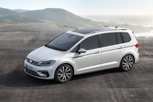 På bilsalongen i Genève (3-21 mars) presenterar Volkswagen en helt nyutvecklad generation av mångsidiga Touran. Den 5- eller 7-sitsiga modellen erbjuder det största lastutrymmet i klassen och assistans- och komfortsystemen sätter ny standard. De nya motorerna är upp till 19 procent snålare med bränslet. 
