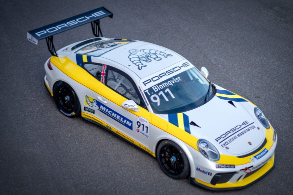 Tom Blomqvist kommer till start i Carrera Cup med Porsche Sveriges gästbil. Startnummer 911 har helgen till ära smyckats i färger som bör ge rejält med gåshud för alla som älskar motorsport. En klassisk livery som är en av rallysportens och den mytomspunna Grupp B-erans mest älskade och respekterade. Färger som Toms pappa, rallylegendaren Stig Blomqvist, körde till mästerskapsseger i rally-VM 1984.