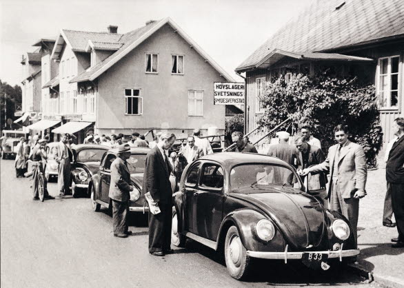 Volkswagens svenska historia startade 1948 när Scania-medarbetare körde fyra Bubblor från Helsingborg till Sverige. Här ett stopp i Örkelljunga.