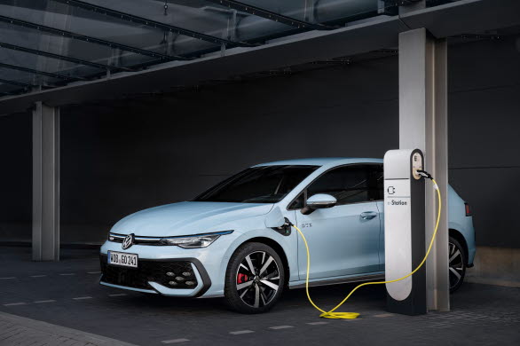 De nya laddhybriderna kan nu snabbladdas med upp till 50 kW laddeffekt.