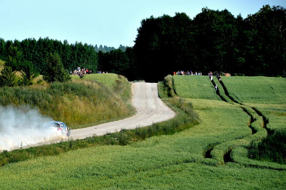 Jari-Matti Latvala missade pallen efter en oturlig krasch på sista stärckan.