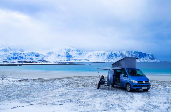 Volkswagen California, 2017. Surfäventyr på Lofoten. Foto: Richard Sjösten