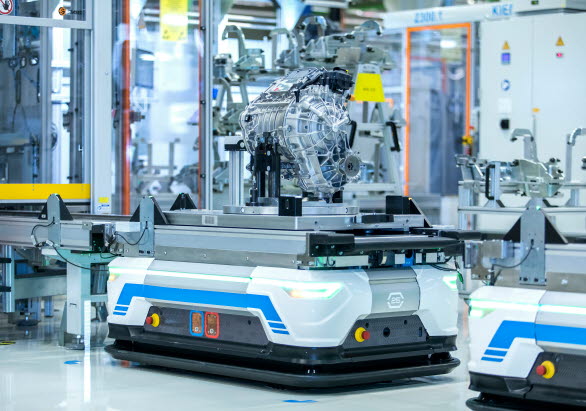 Elmotorn till Audi Q8 e-tron tillverkas av Audi i Ungern och levereras med självkörande transportfordon till bandet