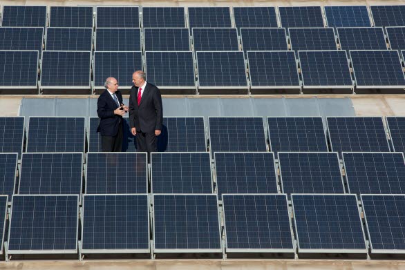 Jorge Fernández Díaz, Spaniens inrikesminister, och Jürgen Stackmann, styrelseordförande på SEAT mellan solcellspanerlerna.