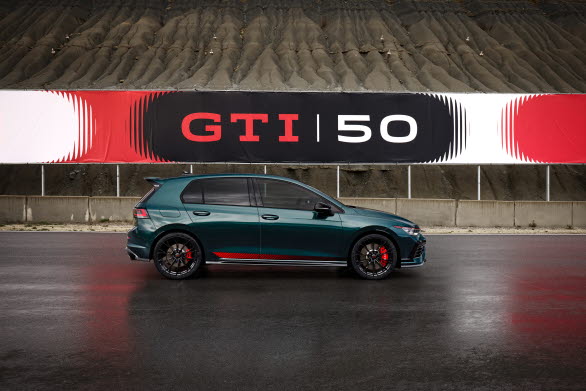 Dark Moss Green Metallic är en lack som erbjuds exklusivt för jubileumsmodellen.