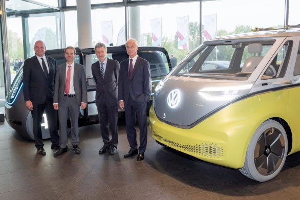 Volkswagen-koncernen sätter nya ambitiösa miljömål: Från vänster till höger: Bernd Osterloh, ordförande i koncernens företagsråd, Stephan Krinke, VW-koncernens miljöchef, Georg Kell, ordförande koncernens hållbarhetsråd, och Matthias Müller, Volkswagen-koncernens VD.