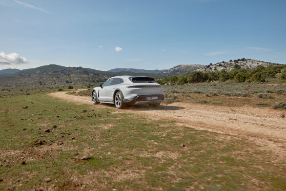 Körprogrammet ”Gravel Mode”, som är standard i Taycan Cross Turismo, förbättrar framkomligheten ytterligare vid körning på dåliga vägar.