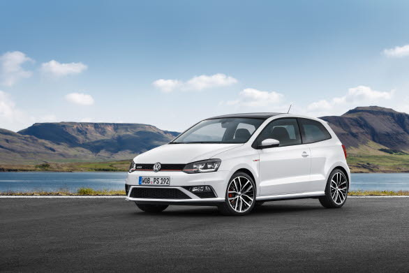 Nya stötfångare, GTI-emblem, speciella fälgar och röda dekorlister på kylargrillen ger Polo GTI en dynamisk aura. (OBS! I Sverige erbjuds Polo GTI endast med fyra dörrar).