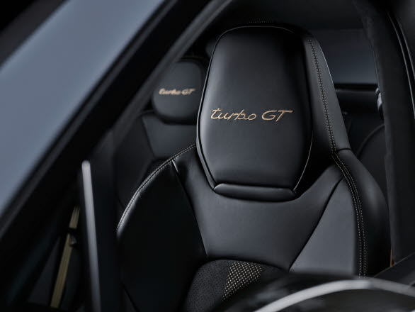 Integrerade nackstöd med broderad modellbeteckning  i nya Porsche Cayenne Turbo GT