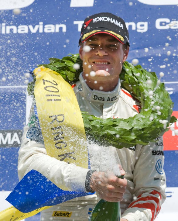 Fredrik Ekblom är en av de mest framgångsrika och rutinerade förarna i svensk motorsporthistoria. På meritlistan finns bl.a. racesegrar i F3000, klassegrar i 24-timmars på Daytona och Nürburgring, fabriksförarkontrakt i American Le Mans Series och förarinsatser i Indycar. I Sverige är han framförallt känd för framgångarna i Touring Cars med tre mästerskapssegrar i STCC och en titel i TTA-mästerskapet. Foto: Bildbyrån