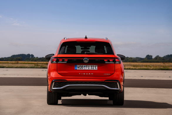 En ny horisontell LED-list framhäver bakpartiet på nya Tiguan.