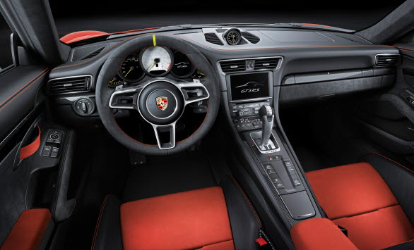 Interiören i 911 GT3 RS med detaljer i Alcantara baseras på den nuvarande 911 GT3.