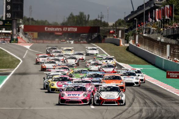 Porsche Mobil 1 Supercup Virtual Edition startar sin första säsong någonsin med en imponerande line-up. Startfältet består av hela 32 bilar med flera internationella racingstjärnor som utmanar de officiella förarna från årets verkliga Porsche Mobil 1 Supercup. Serien drar igång nu på lördag (4:e april) med två race på en digital version av den spanska grand prix-banan Circuit de Barcelona-Catalunya. (Bilden visar verkliga Porsche Mobil 1 Supercup på Circuit de Barcelona-Catalunya 2019).