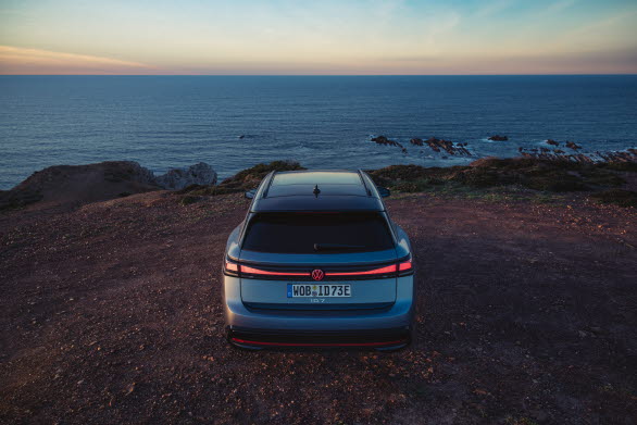 Beroende på utrustning lyser även Volkswagen-logotypen i den horisontella LED-listen.