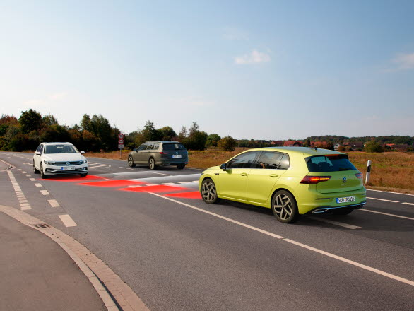 Front Assist innehåller nu en funktion som bromsar ner bilen om man är på väg att svänga in på en annan väg samtidigt som man får möte.