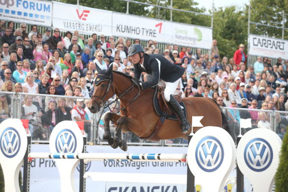 Peder Fredricson med H&M All In vann premiäromgången av Volkswagen Grand Prix vid de internationella hopptävlingarna Varberg Summer Horseshow. Foto: Roland Thunholm