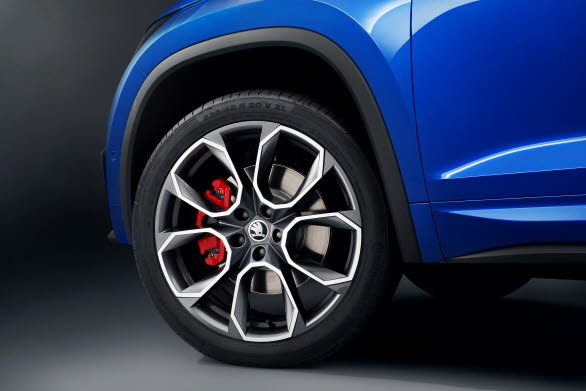KODIAQ RS 20-tums Xtreme-lättmetallfälgar och röda bromskolvar demonstrerar den sportiga potentialen.