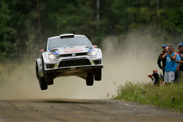 Jari-Matti Latvala flyger mot segern i Rally Finland.