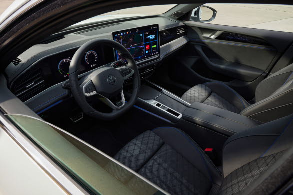 Passat R-Line är utrustad med sportstolar med integrerade nackskydd.