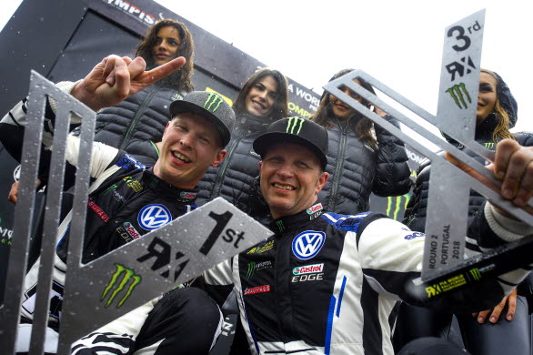 Johan och Petter firar ett nästan perfekt resultat för teamet PSRX Volkswagen Sweden.