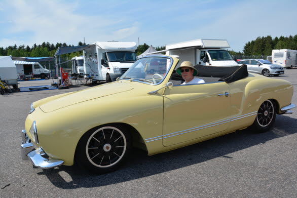 Drömmen om sol och evig sommar förevigas i en Karmann Ghia cabriolet, rattad av Lars Häsä från Jönåker.
