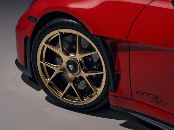 Magnesiumfälgarna på 911 GT3 S/C har centrumlås, och mäter 20“ på framaxeln respektive 21“ på bakaxeln.