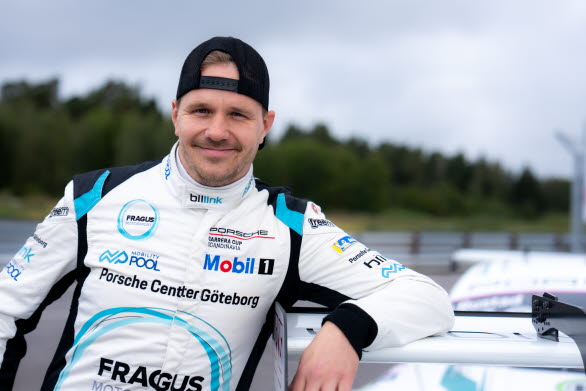 I säsongens startfält återfinns även regerande mästaren Daniel Ros, Fragus Motorsport, som i år dessutom tävlar i tyska Porsche Sixt Carrera Cup Deutschland för Proton Competition.