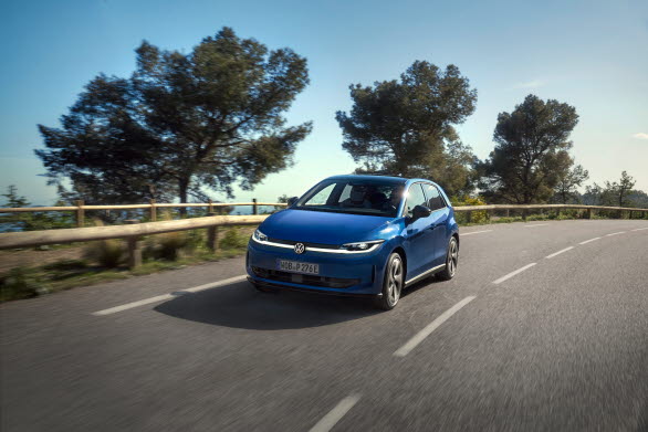 I sommar släpps övriga versioner, förutom GTI-versionen. Instegaren med 37 kWh-batteriet får ett startpris från 320 900 kronor.