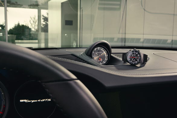 Det fast monterade Porsche Design-tidtagaruret, som är en del av Sport Chrono-paketet, och armbandsuret Porsche Design Chronograph 1 – 1972 Limited Edition.