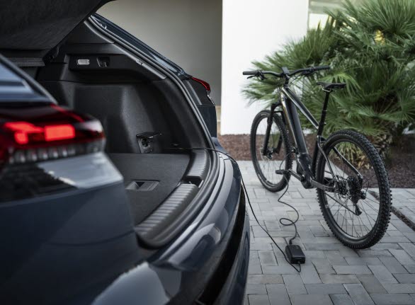 Med Vehicle-to-Load (V2L) kan bland annat en elcykel laddas via ett hushållsuttag i bagageutrymmet alternativt en adapter på sidoladdningsporten med ett hushållsuttag eller ett campinguttag.