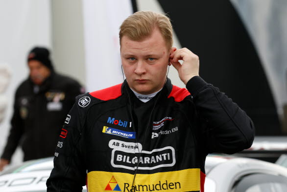 – Det här kommer att bli otroligt spännande och självklart är det en enorm utmaning med ett superstarkt startfält, säger Robin Hansson inför premiären av Porsche Mobil 1 Supercup Virtual Edition.