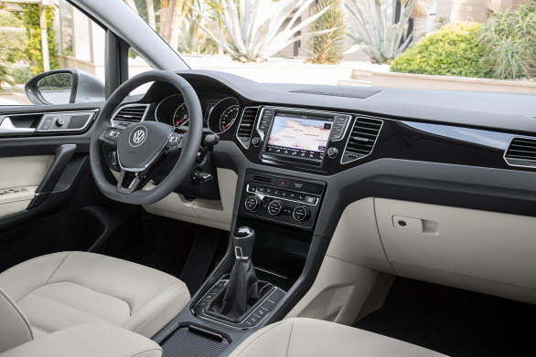 Formgivarna som arbetat med designen av kupén i Golf Sportsvan har skapat en elegant, ren och ergonomisk interiör. Den dominerande detaljen här är den nydesignade instrumentpanelen. 