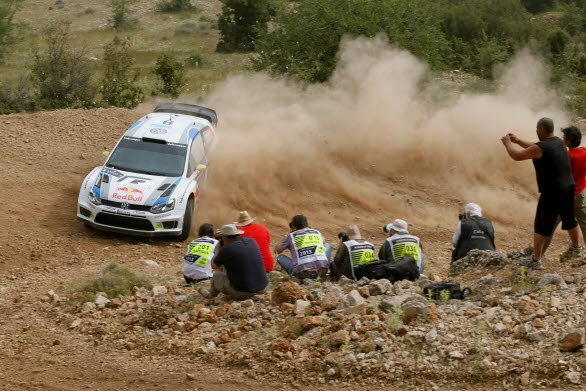 Jari-Matti Latvala vann det klassiska Akropolisrallyt i Grekland i sin Polo R WRC. Det var hans första triumf för Volkswagen Motorsport och segern innebär att Volkswagen har vunnit fyra av de sex första deltävlingarna av årets FIA World Rally Championship (WRC).