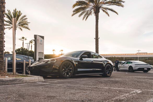 Vid testkörningen laddades förseriebilarna vid Electrify America Charger i Torrance/Los Angeles.