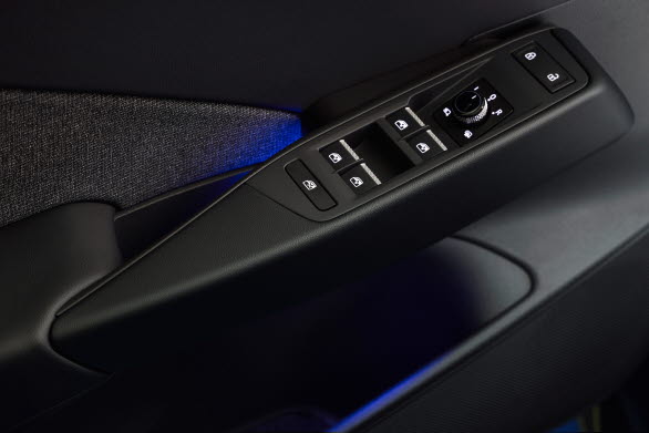 I förardörren finns nu även en helt ny panel för de fyra elfönsterhissarna, som nu är mycket enklare att manövrera.